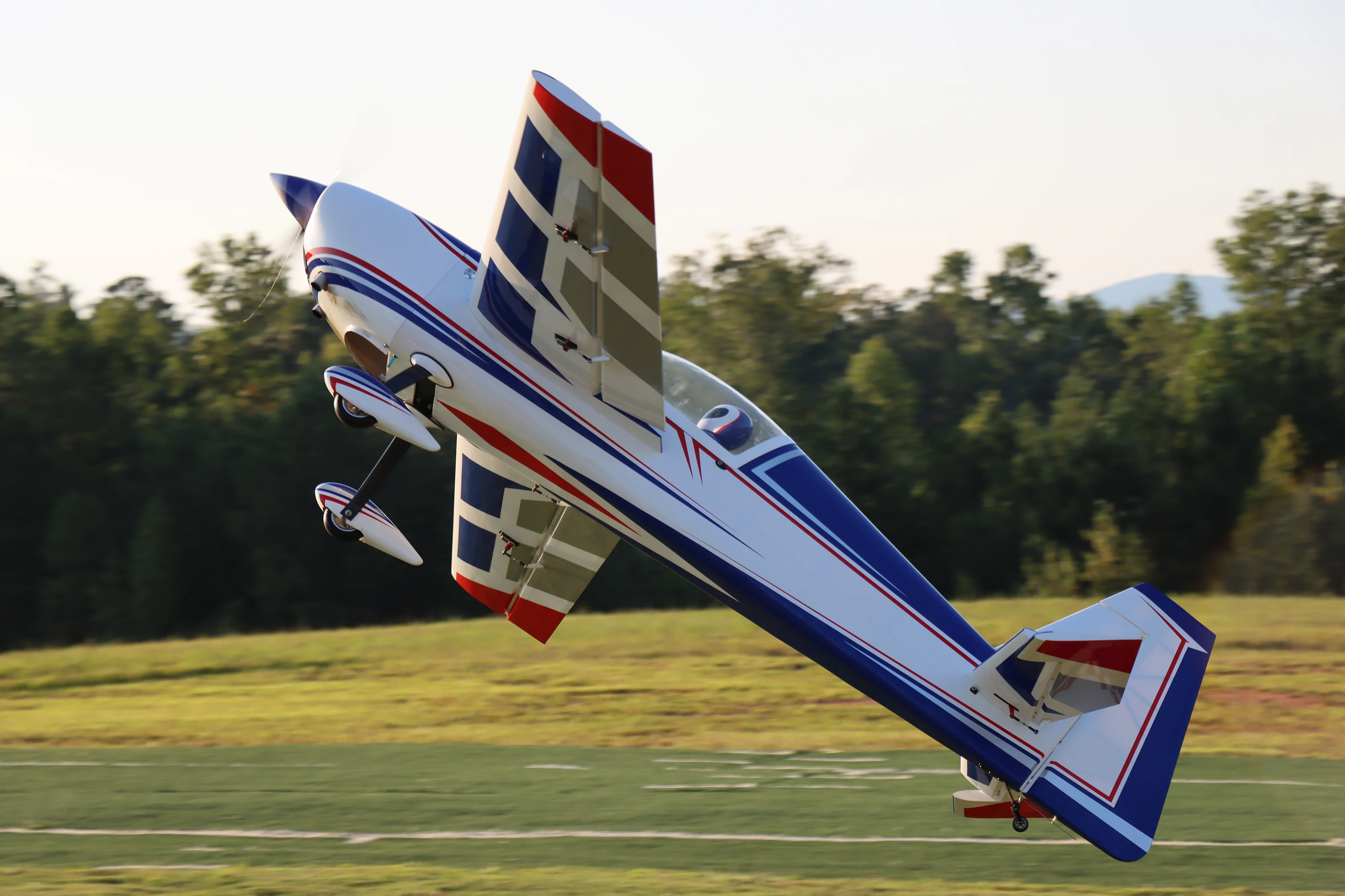 EF - 104" Extra 260 - Blue/White - Image 3