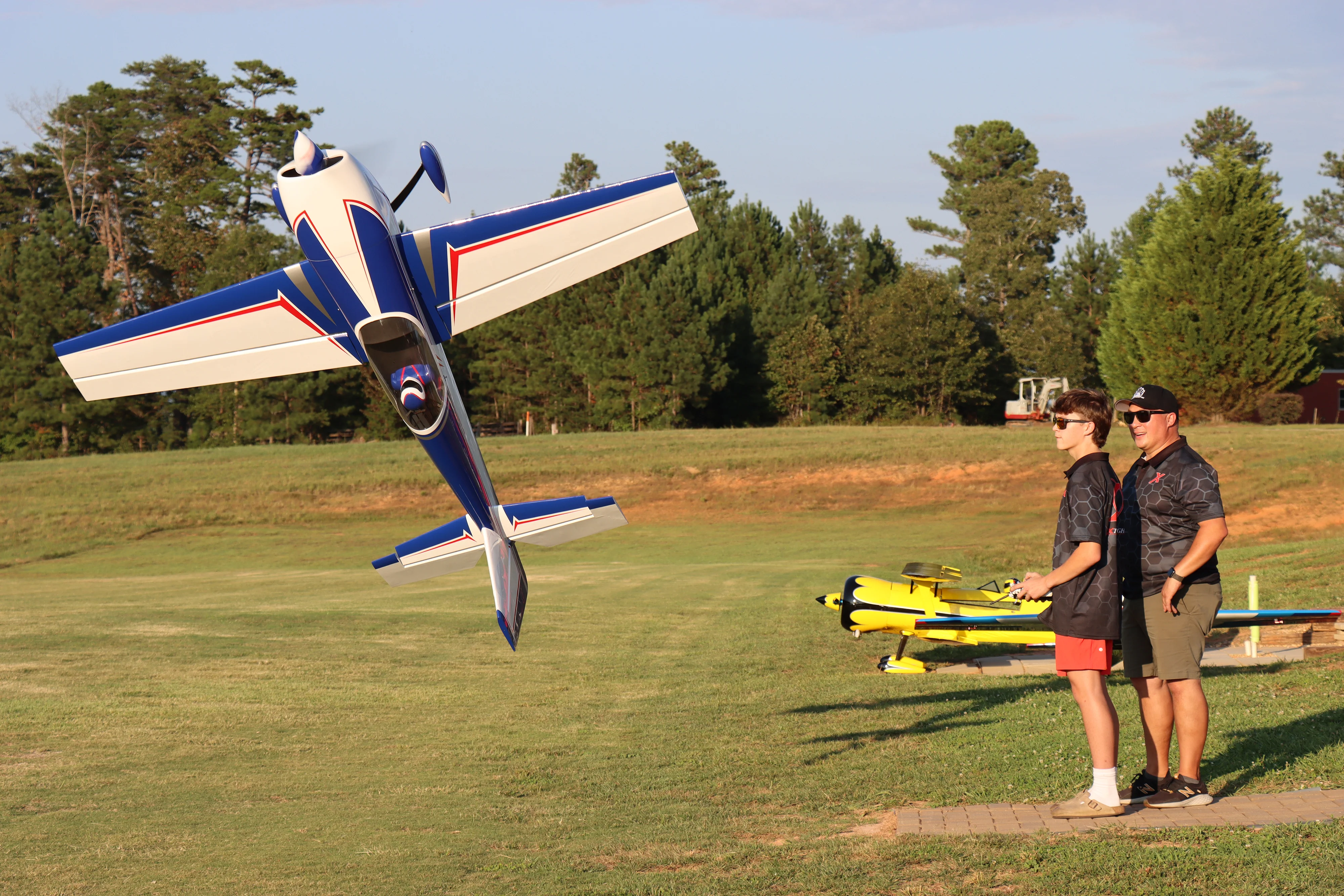 EF - 104" Extra 260 - Blue/White - Image 5