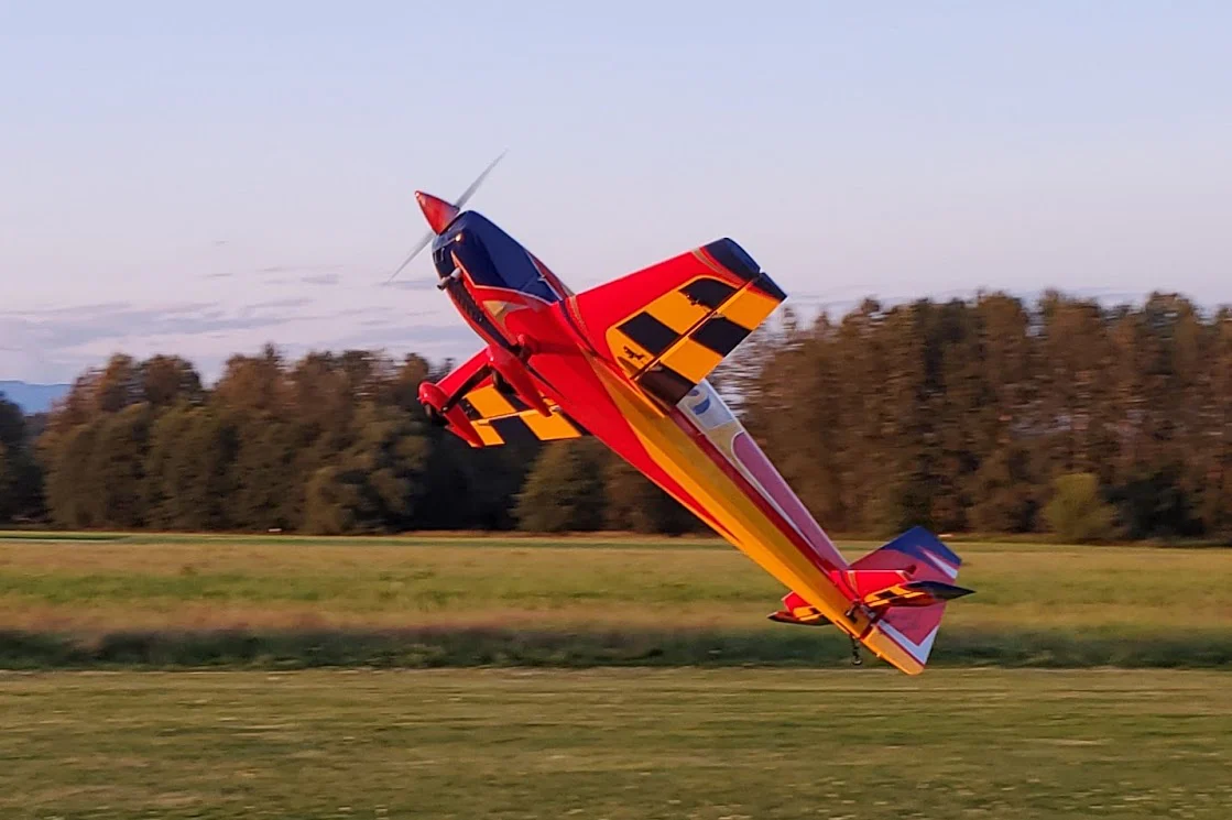 EF - 104" Extra 300 V3 - Yellow/Red/Blue - Image 6