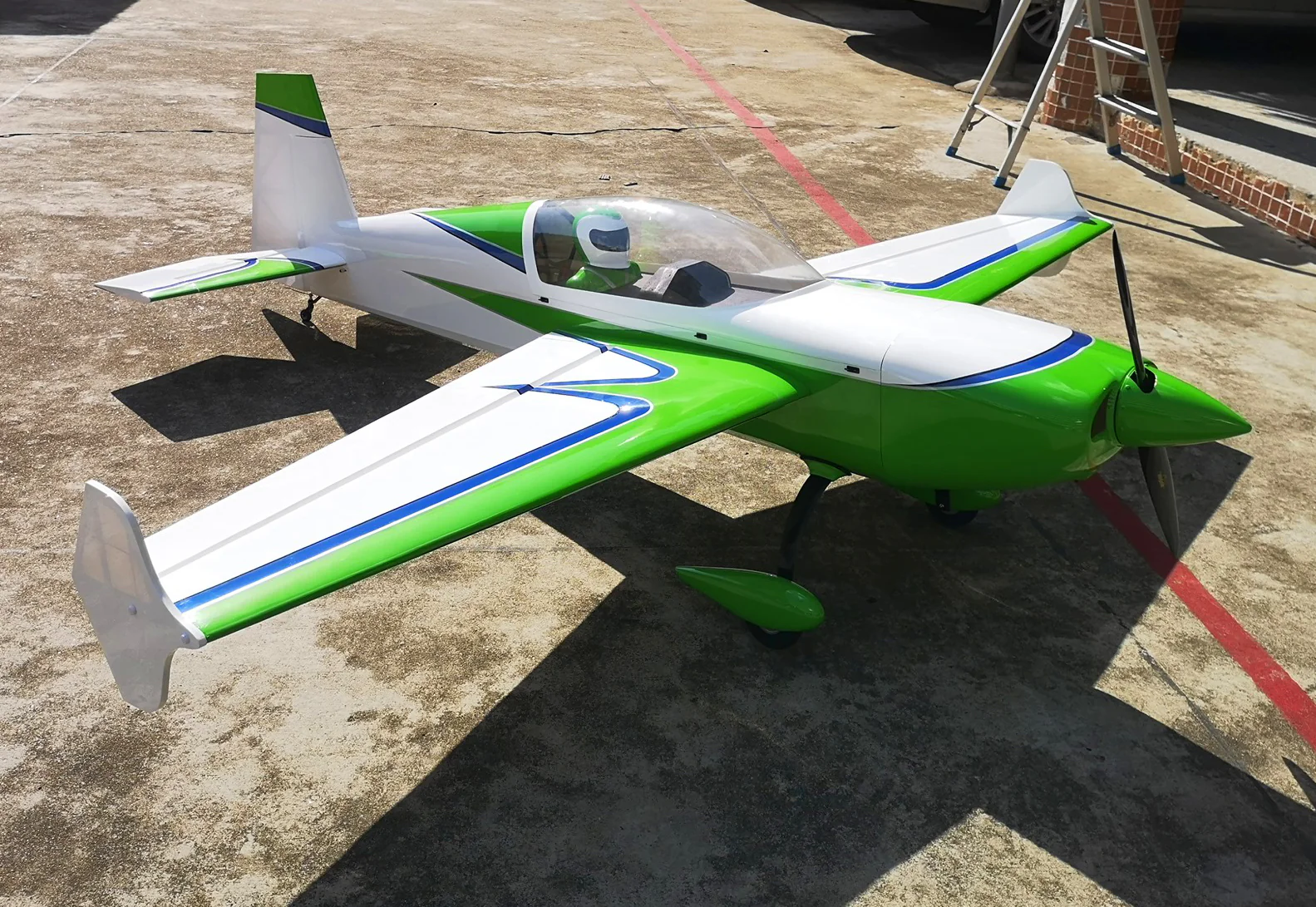 EF - 91" Extra 300 V2 - Green/White - Image 5