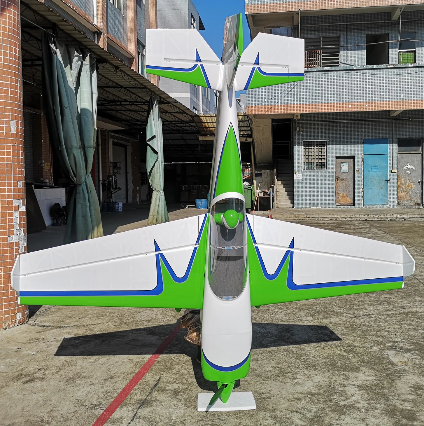 EF - 91" Extra 300 V2 - Green/White - Image 7