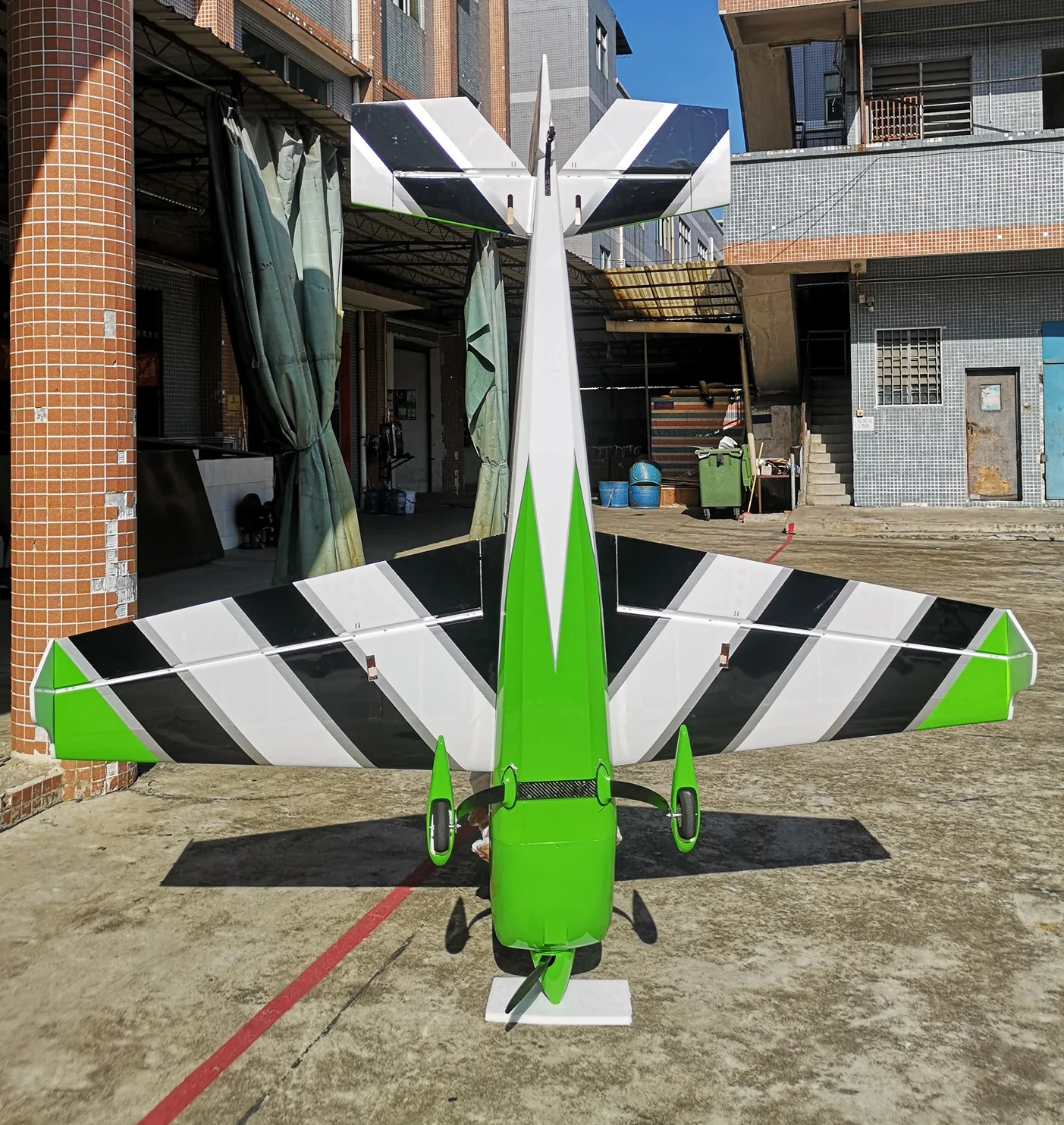EF - 91" Extra 300 V2 - Green/White - Image 8