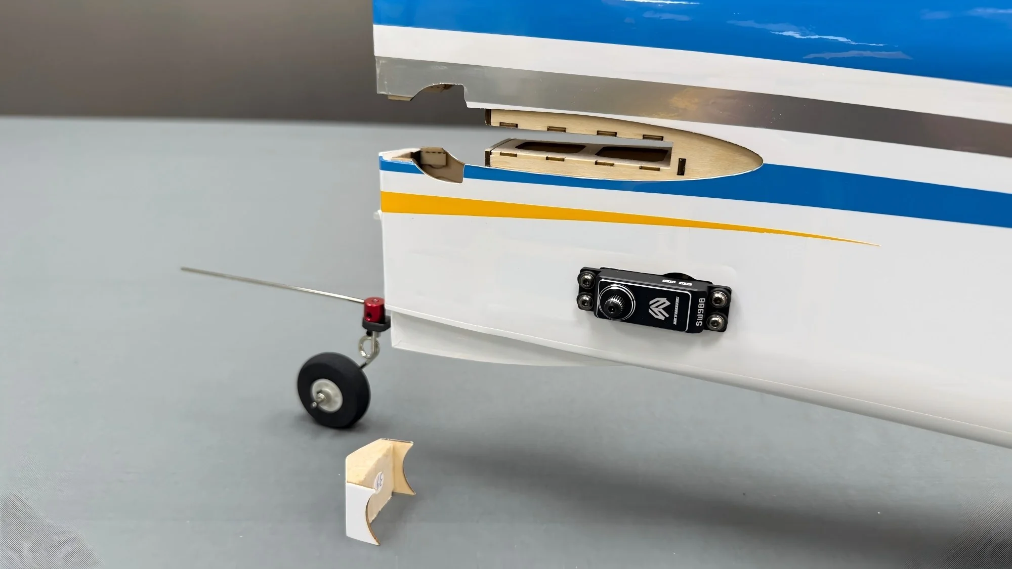 SW - 60" Extra 330SX - White/Blue/Yellow (B) - PNP - Image 12