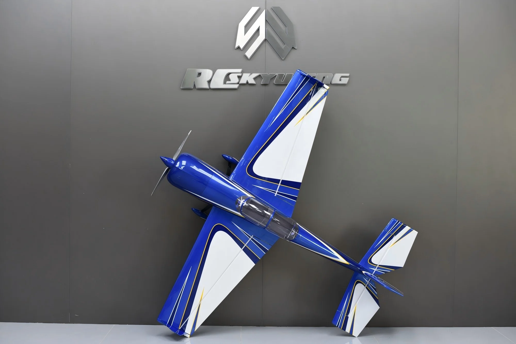 SW - 67" Yak 54 - WHITE/BLUE (A) - ARF - Image 2